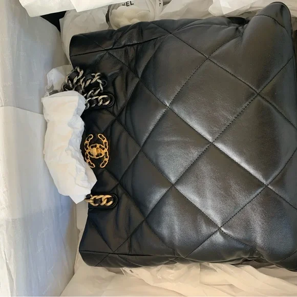 Chanel 19 shopping bag. (2022) She’s a BEAUTY! - Picture 3 of 11
